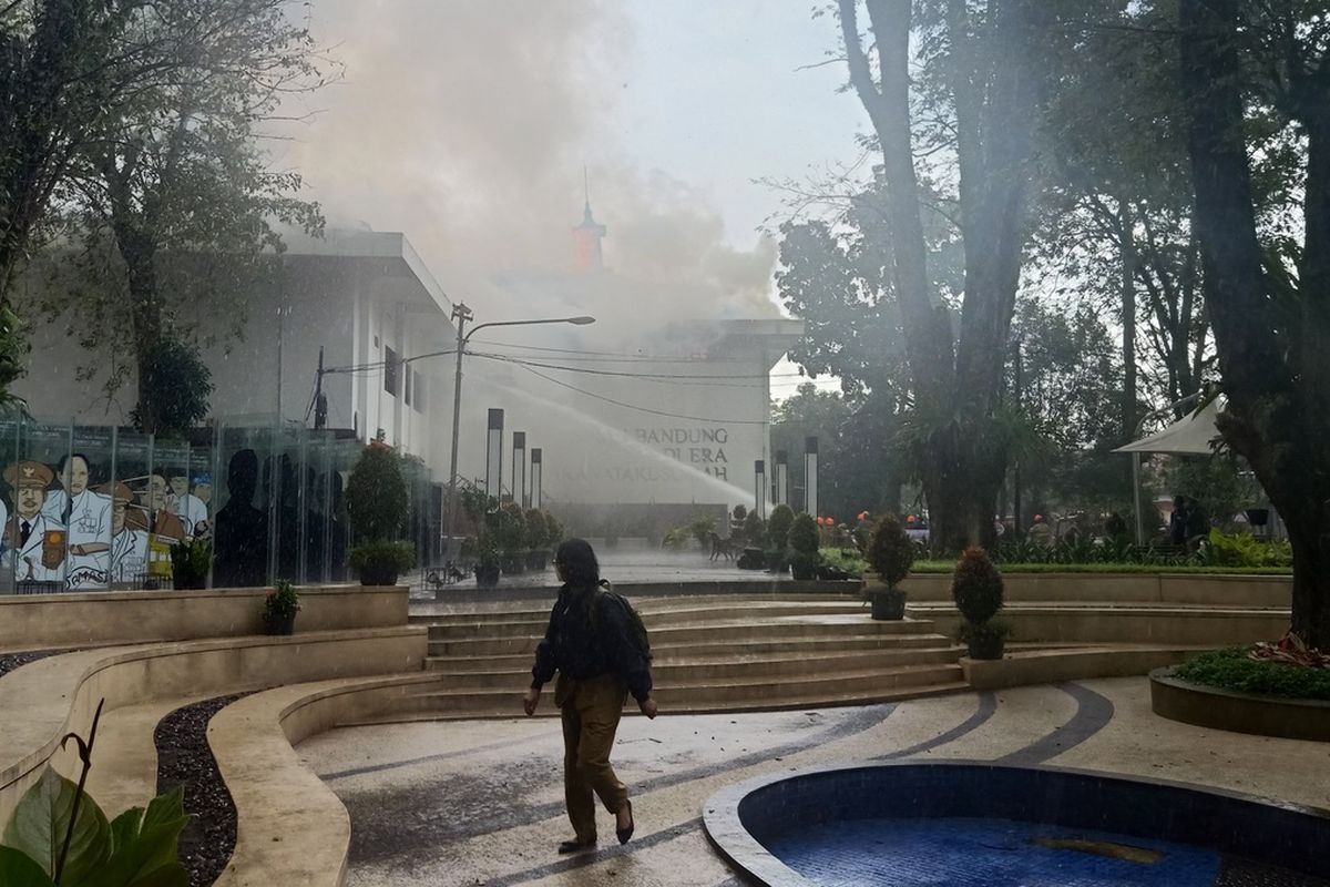 gedung Bappelitbang Kota Bandung yang berada di lingkungan Balai Kota Bandung, Jalan Aceh, Kota Bandung,  terbakar sekitar pukul 10.38 WIB