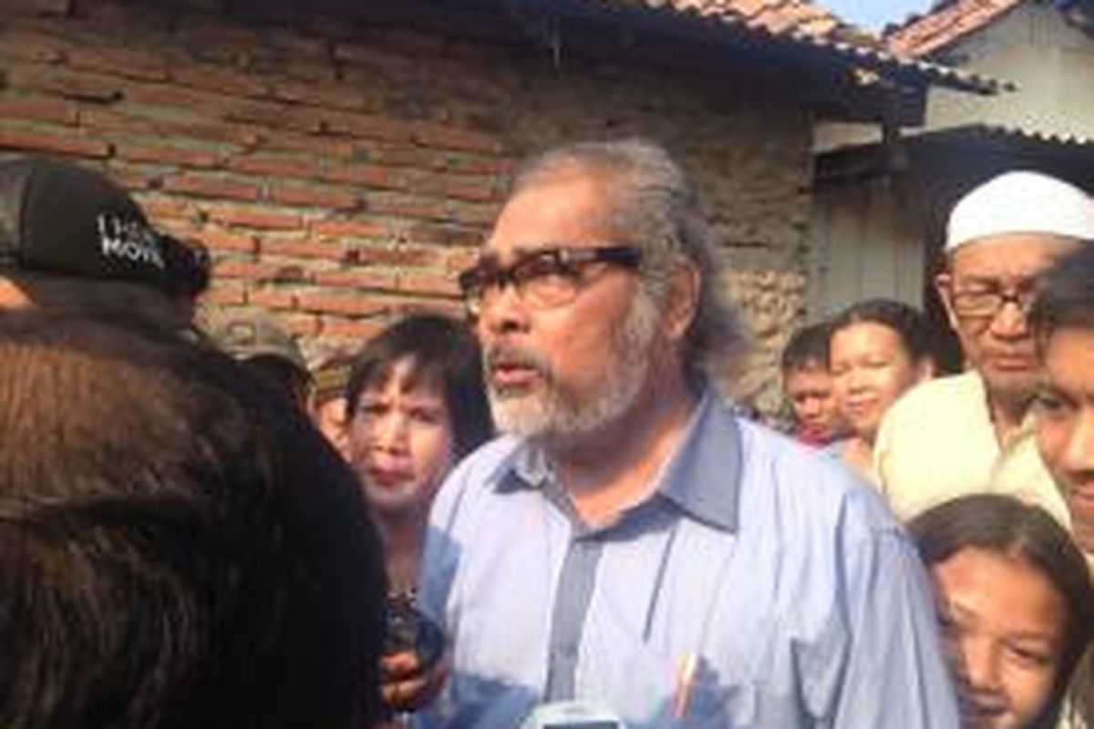 Ketua Komisi Nasional Perlindungan Anak Arist Merdeka Sirait mendatangi rumah bocah perempuan yang ditemukan tewas di dalam kardus di Jakarta Barat, Senin (5/10/2015).