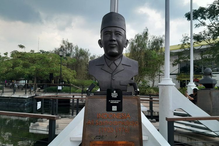 Patung Ali Sastroamidjojo di Taman Konferensi Asia Afrika