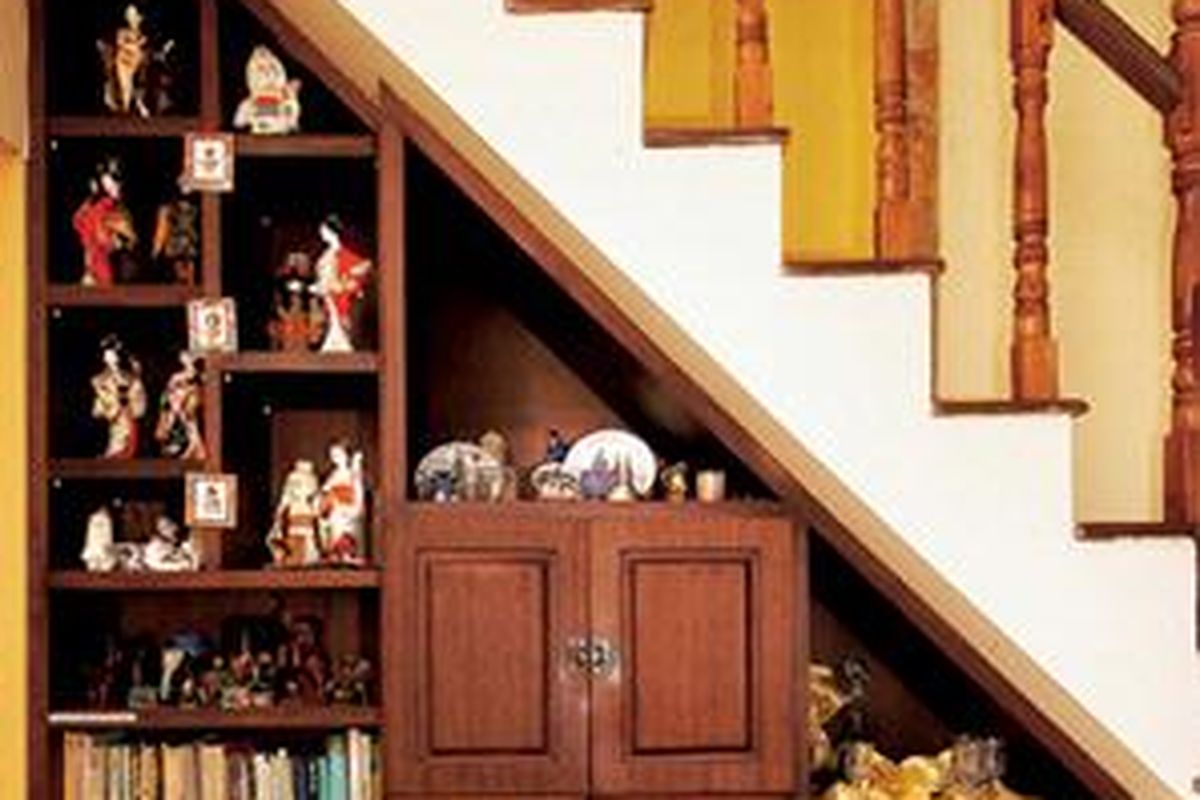 Area bawah tangga bisa dimanfaatkan sebagai area penyimpanan tambahan.