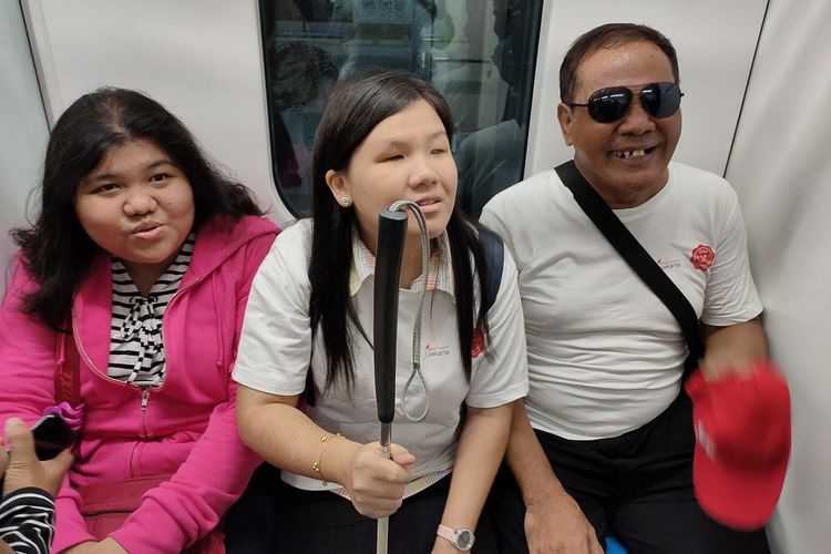 Tiga penyandang disabilitas duduk di bangku kereta MRT, Selasa (3/12/2019).