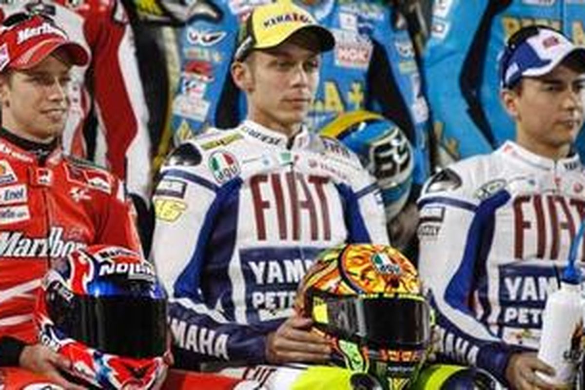 Casey Stoner (kiri), ketika masih bersama Ducati, Valentino Rossi (tengah) saat masih bergabung dengan Yamaha, dan Jorge Lorenzo (kanan).