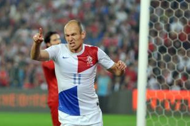 Pemain sayap Belanda Arjen Robben merayakan golnya ke gawang Turki, pada pertandingan kualifikasi Piala Dunia 2014, di Sukru Saracoglu, Selasa (15/10/2013).