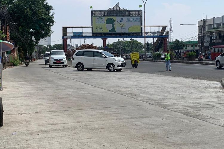 Jalan I Gusti Ngurah Rai dekat flyover Kranji yang sebelumnya rusak kini sudah diperbaiki dan bisa dilewati oleh pengendara, Kamis (8/6/2023). Motor, mobil bahkan truk juga mulai melintasi ruas jalan utama yang merupakan penghubung akses ke DKI Jakarta itu. Akses keluar-masuk ke dalam gang Jalan Banteng juga sudah bisa dilalui. Sudah tidak ada lagi penghalang di depan gang.