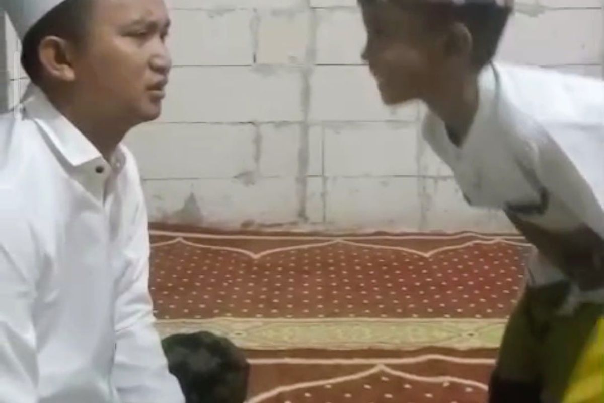 Sulton, saat berbincang dengan guru di tempatnya mengaji, di Dusun Tondowulan, Desa Temuwulan, Kecamatan Perak, Kabupaten Jombang, Jawa Timur, Jumat (26/9/2028).