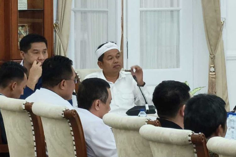Gubernur Jawa Barat Dedi Mulyadi saat berdialog dengan Menteri Perumahan dan Kawasan Permukiman (PKP) Maruarar Sirait dan para pengembang perumahan di Gedung Pakuan, Kota Bandung, Kamis (22/1/2026).