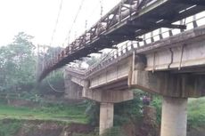 Fondasi Diterjang Banjir, Jembatan Cipamingkis di Bogor Ambruk