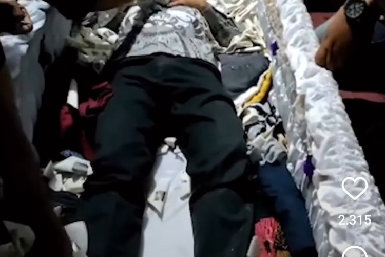 Viral di media sosial sebuah video yang memperlihatkan seorang laki-laki di Bogor, Jawa Barat, yang sudah meninggal hidup kembali.