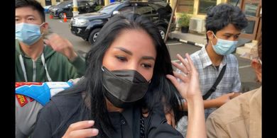 Nindy Ayunda ditemui usai menjalani pemeriksaan sebagai saksi terkait kasus penyalahgunaan narkotika suaminya di Polres Jakarta Barat, pada Selasa (19/1/2021).
