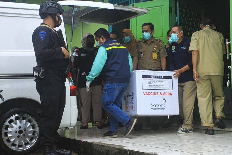 The Sinovac Covavax Covid-19 vaccine earmarked for South Sumatra Province arrives in Palembang, Tuesday (12/1/2021)