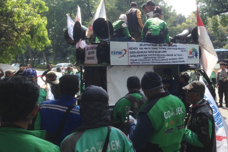 Ratusan pengemudi ojek online berunjuk rasa di depan Gedung Kementerian Perhubungan (Kemenhub), Senin (15/5/2017).