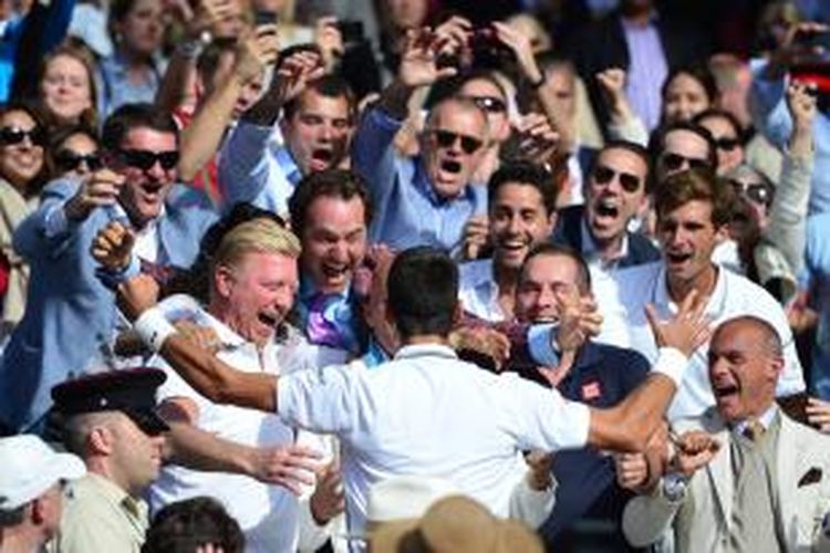 Petenis Serbia, Novak Djokovic, merayakan keberhasilannya menjuarai Wimbledon bersama pelatih Boris Becker dan keluarga, setelah mengalahkan petenis Swiss, Roger Federer, pada partai final yang berlangsung di All England Tennis Club, London, Minggu (6/7/2014). Djokovic menang 6-7 (7), 6-4, 7-6 (4), 5-7, 6-4.