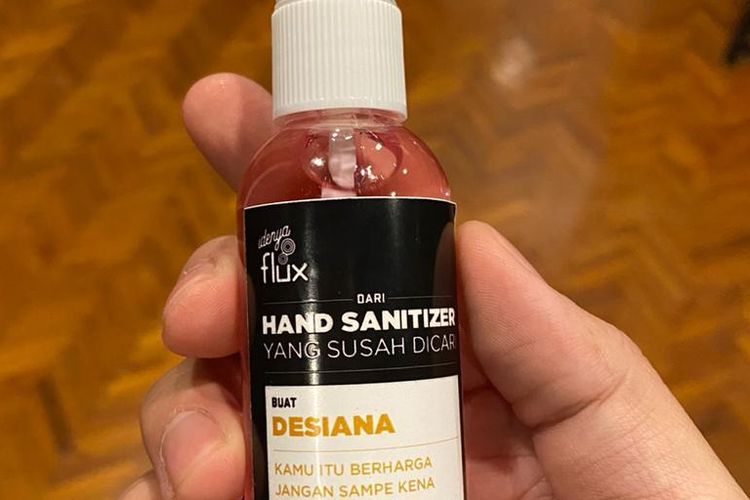 Lembaga periklanan Idenya Flux yang berinisiatif membagikan satu botol hand sanitizer kepada karyawannya.