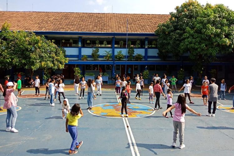 Siswa-siswi SD Tarakanita 2 Jakarta berlatih tari modern di halaman sekolah untuk persiapan tampil pada Rock Ur Day- Pound Ur Fit di Pintu 6 Gelora Bung Karno (GBK) Jakarta mulai pukul 05.30 WIB, Minggu (28/4/2019).
