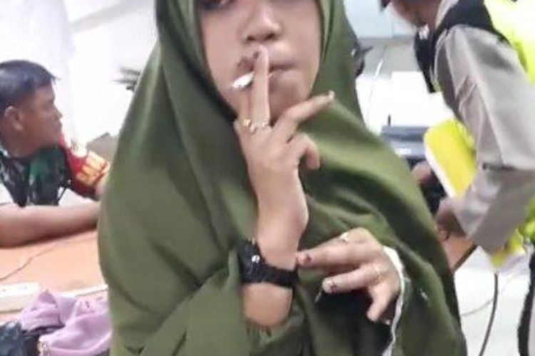 Copet wanita di area Masjid Al-Jabbar ditangkap saat sedang merokok, Minggu (26/2/2023).