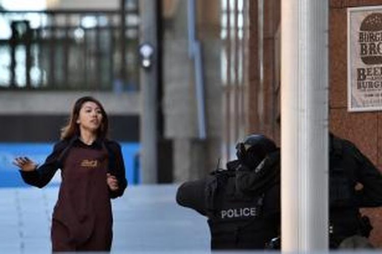 Seorang perempuan yang menjadi sandera di kafe Lindt, Sydney, Australia berhasil meloloskan diri. Sejauh ini sudah lima sandera berhasil melarikan diri.