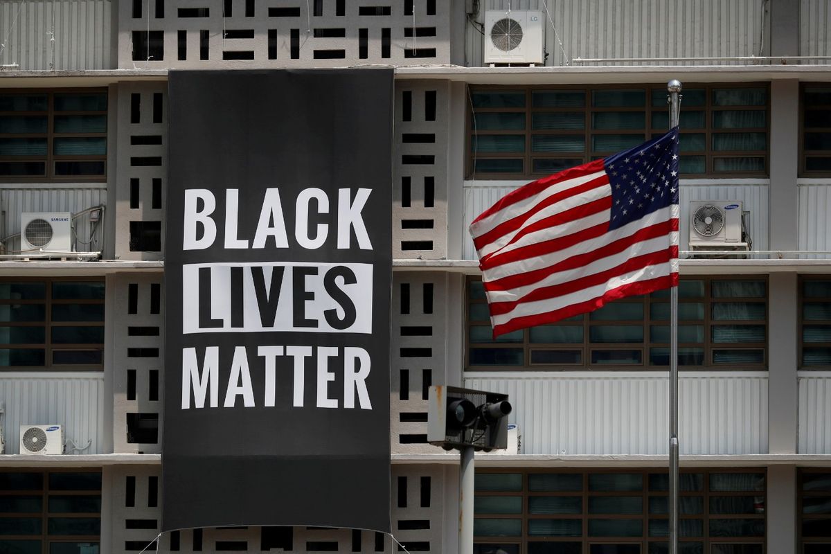 Spanduk besar bertuliskan Black Lives Matter terihat di kedubes Amerika Serikat di Seoul, Korea Selatan, Minggu (14/6/2020).