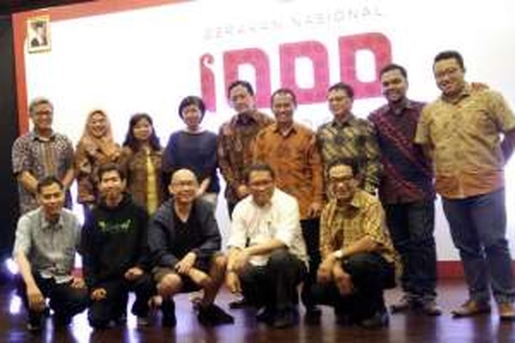 Menkominfo Rudiantara berfoto bersama para narasumber setelah acara peresmian program 1000 Startup di Jakarta, Jumat (17/6/2016).