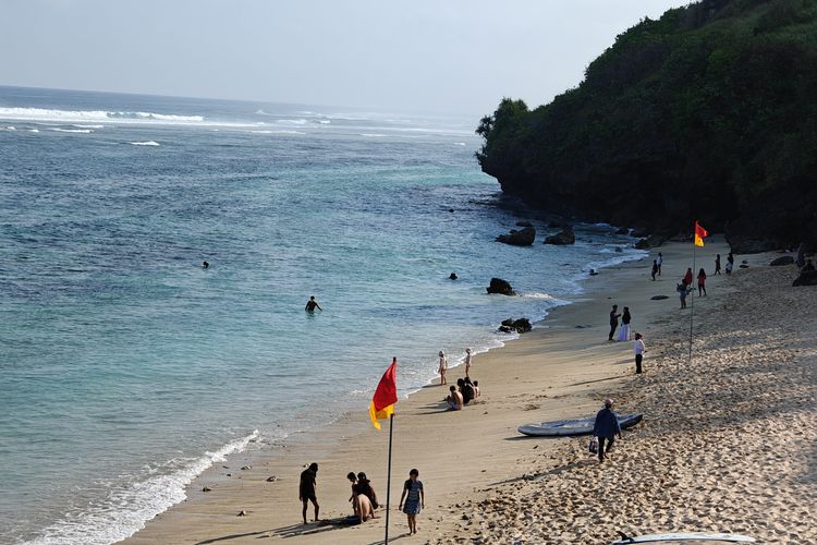 Pantai Pandawa di Desa Kutuh, Kecamatan Kuta Selatan, Kabupaten Badung, Bali. 