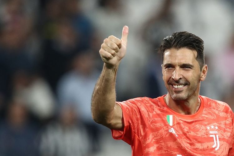 Juventus Italian goalkeeper Gianluigi Buffon celebrates at the end of the Italian Serie A football match Juventus vs Verona on September 21, 2019 at the Juventus stadium in Turin. (Photo by Isabella BONOTTO / AFP)