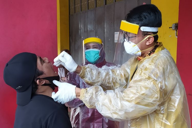 Warga menjalani tes swab di tempat karantina GOR Satria Purwokerto, Kabupaten Banyumas, Jawa Tengah, Rabu (8/7/2020).