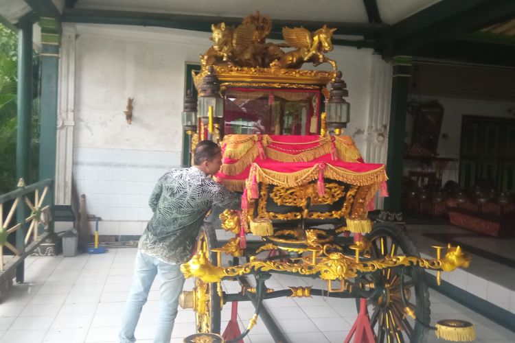 Foto Viral Foto Pria Duduk Di Atas Kereta Kencana Pangeran Keraton Yogya Asisten Ada Tata 