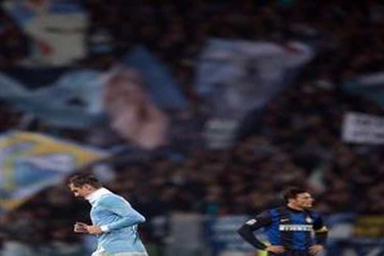 Reaksi penyerang Lazio dari Jerman, Miroslav Klose (kiri), dan kapten sekaligus bek serbabisa Inter Milan dari Argentina, Javier Zanetti, dalam laga Serie-A di Stadion Olimpico, Roma, Sabtu (15/12/2012). Lazio akhirnya menang 3-2. 