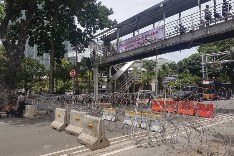 Jalan Medan Merdeka Barat ditutup pada pukul 10.00 WIB oleh kepolisian dengan kawat berduri. Hal ini merupakan antisipasi aksi unjuk rasa dari elemen buruh, Senin (2/11/2020). 