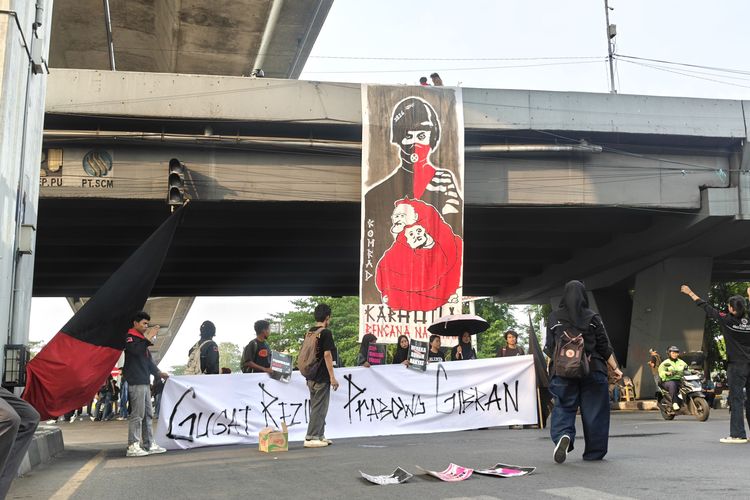 Demo di Makassar: Massa Bentangkan Spanduk Raksasa, Desak Karhutla Jadi Bencana Nasional