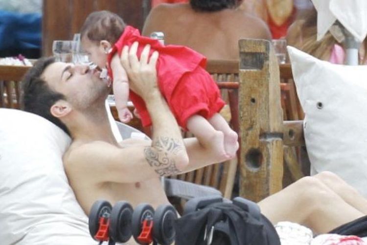 Gelandang Barcelona, Cesc Fabregas, bersama anaknya, Lia, saat berlibur di Ibiza, Spanyol, 4 Juli 2013.