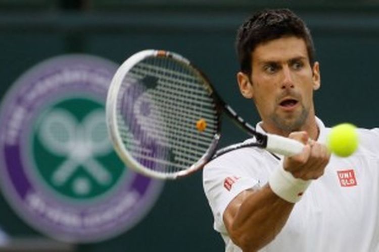 Petenis Serbia, Novak Djokovic, mengembalikan bola Bobby Reynolds dari Amerika Serikat, saat bertemu di babak kedua turnamen grand slam Wimbledon, Kamis (27/6/2013).