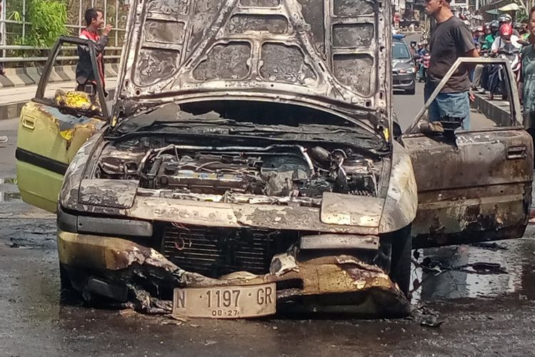 Mobil Mazda Astina dengan nomor polisi N 1197 GR yang dikendarai oleh Maria Ulfa (58) asal Kecamatan Jabung, Kabupaten Malang, Jawa Timur mendadak terbakar. 
