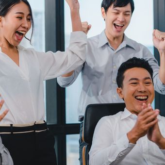 Ilustrasi karyawan di kantor, pegawai di kantor. Pergantian tahun dari 2025 ke 2026 menjadi momentum krusial bagi dunia bisnis untuk memperkuat relasi. Memberikan ucapan Selamat Tahun Baru bukan sekadar formalitas, melainkan strategi menjaga komunikasi dengan klien, mitra, maupun karyawan.