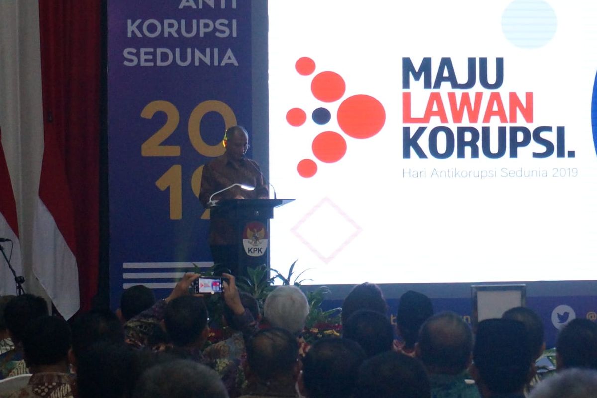 Ketua KPK Agus Rahardjo membacalan sambutan dalam acara peringatan Hari Antikorupsi Sedunia di Gedung Merah Putih KPK, Senin (9/12/2019).