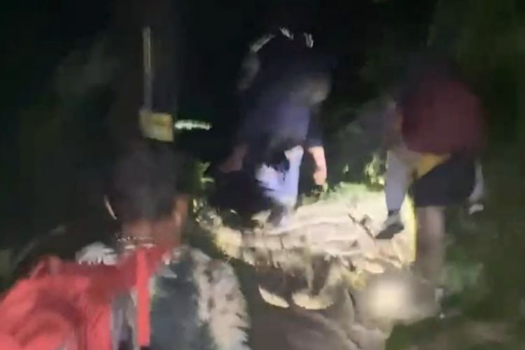 Pendaki Kelelahan di Jalur Ajisaka Gunung Salak, Dievakuasi Dini Hari