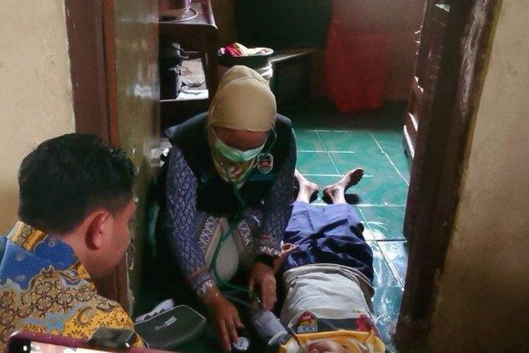 Pihak Dinas Kesehatan (Dinkes) Purwakarta saat memeriksa kondisi IG (12), anak yang kecanduan bensin sudah tiga tahun dari pandemi Covid-19, Kamis (27/7/2023). 