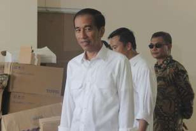 Presiden Jokowi dalam kunjungannya ke Wisma Atlet Hambalang pada Jumat 18 Maret 2016. Jokowi meninjau beberapa gedung yang pembangunannya mangkrak. Salah satunya gedung Sport Science.