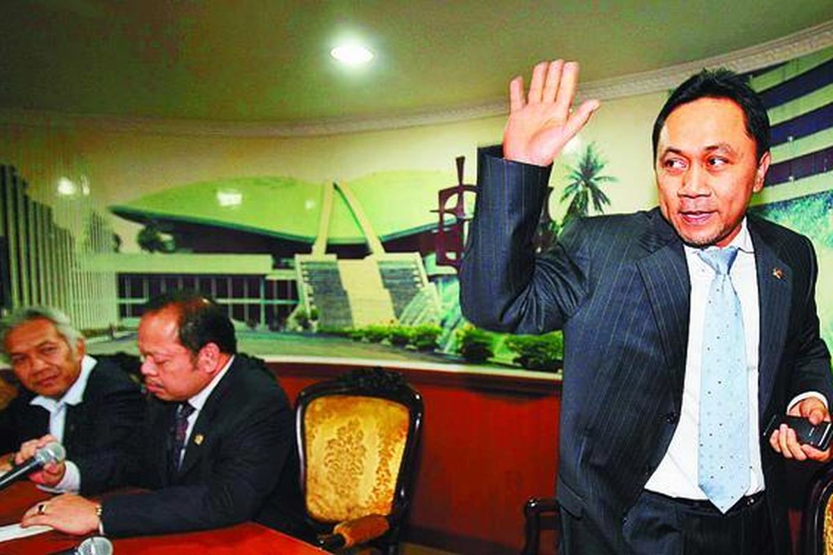 Ketua Panitia Angket BBM Zulkifli Hasan (kanan), Wakil Ketua Panitia Angket BBM Sutan Bhatoegana, dan Agus Hermanto dari Fraksi Partai Demokrat (kiri) menjadi pembicara dalam diskusi bertemakan 