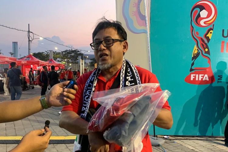 Salah satu fans timnas U17 Indonesia, Saefudin, saat bercerita seusai membeli merchandise Piala Dunia U17 2023 di Stadion Gelora Bung Tomo (GBT) pada Senin (13/11/2023).