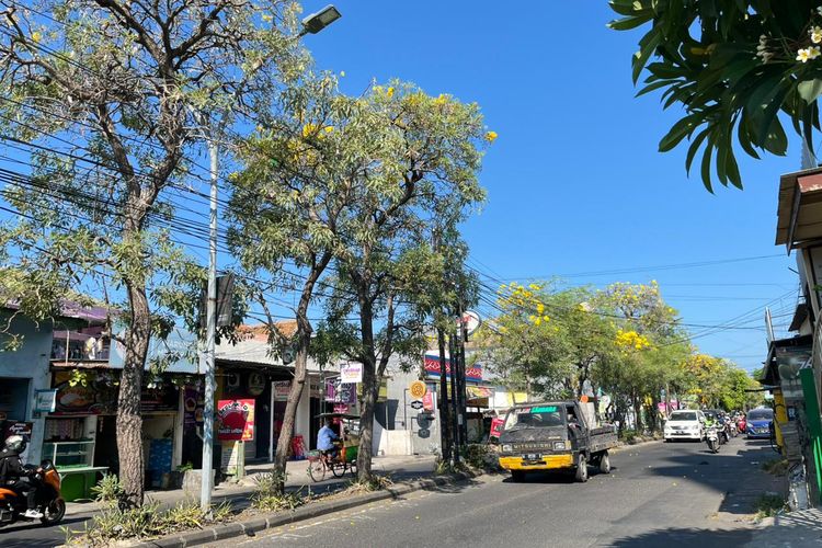 Penampakan cuaca panas Surabaya sekitar pukul 13.00 WIB.