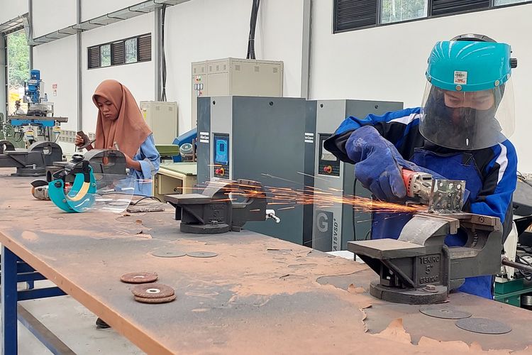 Suasana kampus Politeknik Industri Logam Morowali di Kabupaten Morowali, Sulawesi Tengah, Kamis (18/1/2024). Tidak hanya pria yang belajar di sini, tapi juga perempuan. 