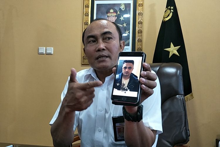 Direktur Tindak Pidana Narkoba Bareskrim Polri Brigjen Pol Eko Daniyanto menunjukkan foto penangkapan Rizal Djibran saat ditemui di ruangannya di Gedung Direktorat Tindak Pidana Narkoba Bareskrim Polri, Jakarta Timur, Selasa (27/2/2018).