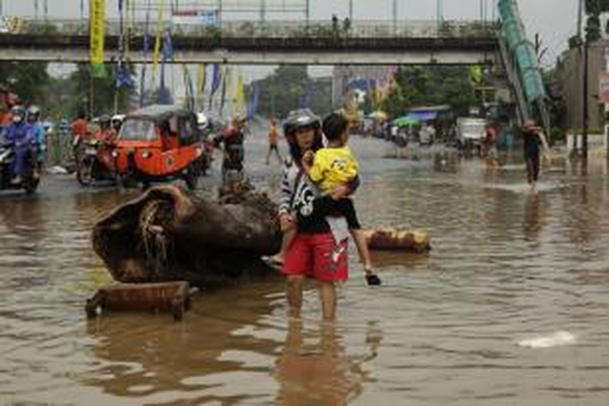 Kondisi Jalan KH Abdullah Syafei yang sempat terputus karena banjir, Jakarta, Senin (20/1/2014). Banjir diakibatkan oleh meluapnya debit air Sungai Ciliwung karena hujan yang melanda Jakarta dan sekitarnya. KOMPAS IMAGES/RODERICK ADRIAN MOZES