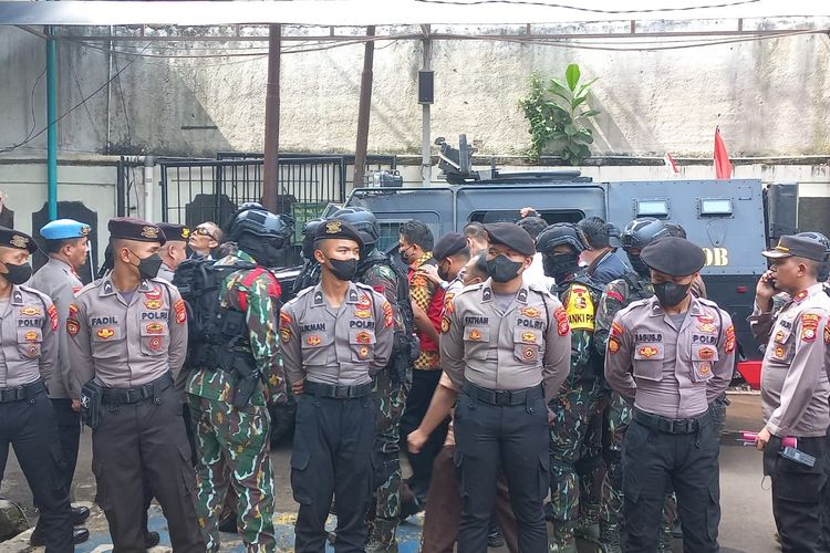 Ferdy Sambo tiba di PN Jakarta Selatan untuk menjalani sidang perdana pembunuhan berencana Brigadir J, Senin (17/10/2022). Kedatangannya dikawal mobil rantis dan personel Brimob bersenjata. 