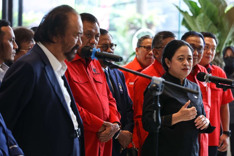 Ketua Umum Partai Nasdem Surya Paloh  dan Ketua DPP PDI-P Puan Maharani menggelar jumpa pers usai pertemuan di DPP Partai Nasdem di Nasdem Tower, Jakarta, Senin (22/8/2022). Pertemuan antara jajaran PDIP dan Nasdem merupakan silaturahmi antara dua partai politik.