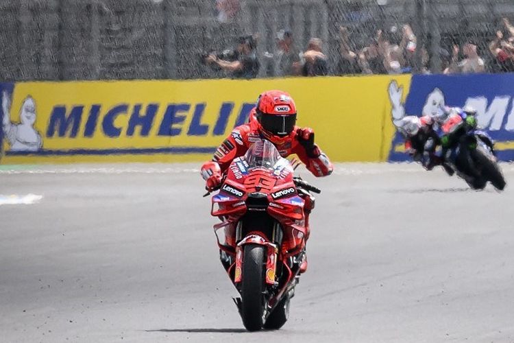 Pebalap Ducati Lenovo Team Marc Marquez merayakan kemenangan saat melintasi garis finis dalam sesi Sprint Race MotoGP Perancis 2025 di Sirkuit Le Mans pada 10 Mei 2025.(Photo by Loic VENANCE / AFP)