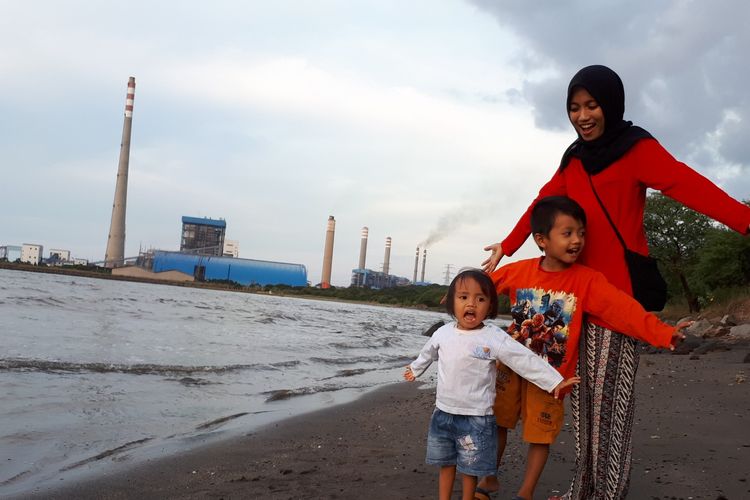 Pantai Bohay di pinggir Jalur Pantura menawarkan pemandangan laut dengan latar bangunan gagah PLTU Paiton.