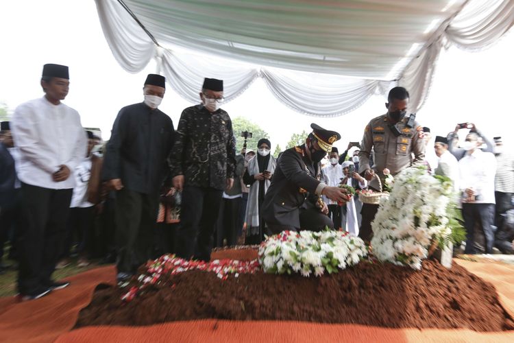 Kapolri Jenderal Listyo Sigit Prabowo menaburkan bunga saat pemakaman jenazah Ketua Dewan Pers, Azyumardi Azra di Taman Makam Pahlawan Kalibata, Jakarta, Selasa (20/9/2022). Azyumardi Azra berpulang setelah sempat dirawat sejak Jumat (16/9/2022) akibat gangguan kesehatan yang dialaminya saat melakukan kunjungan kerja ke Malaysia.