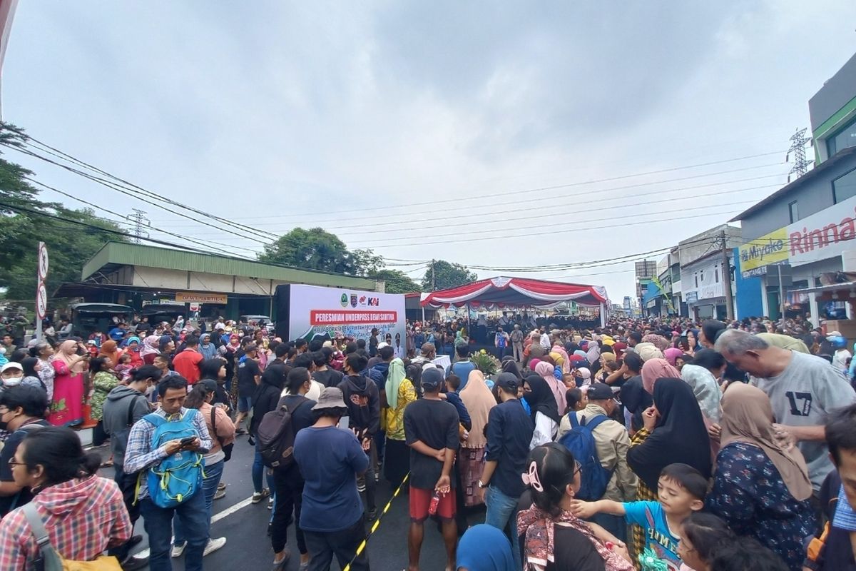 Sejumlah warga Depok hendak melihat peresmian Underpass Dewi Sartika, Depok, mamadati di ruas Jalan Raya Dewi Sartika pada Selasa (17/1/2023) siang.
