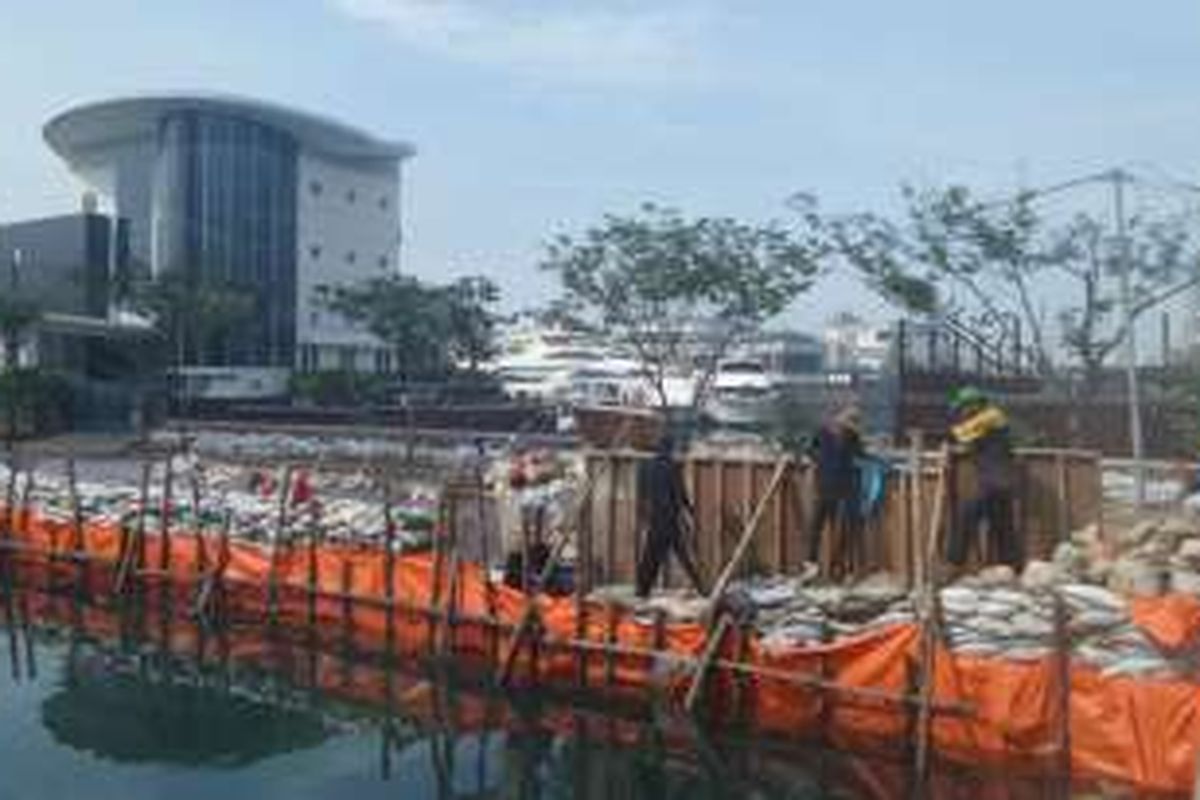 Selasa (21/6/2016), tanggul Pantai Mutiara yang jebol sudah mulai kembali dibangun